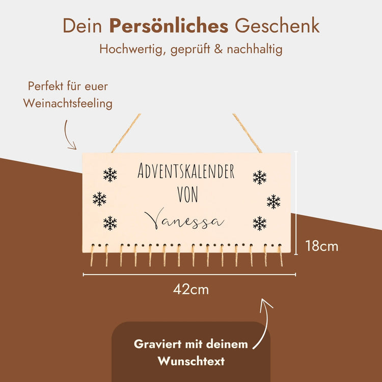 Personalisierter Adventskalender aus Holz mit Schneeflocken-Gravur und individuellem Namen zum Aufhaengen.