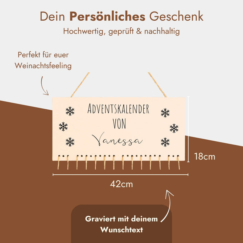 Personalisierter Adventskalender aus Holz mit Schneeflocken-Gravur und individuellem Namen zum Aufhaengen.