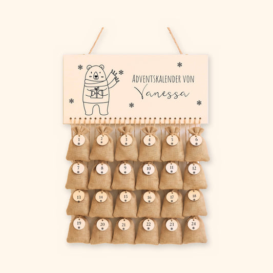 Personalisierter Adventskalender aus Holz mit Weihnachtsbär-Gravur und Namen, 24 Jutesäckchen mit Holzanhängern 1 bis 24