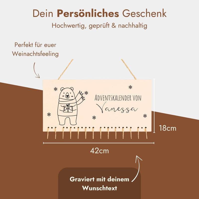 Personalisierter Adventskalender aus Holz mit graviertem Weihnachtsbär und Wunschname zum Aufhängen.