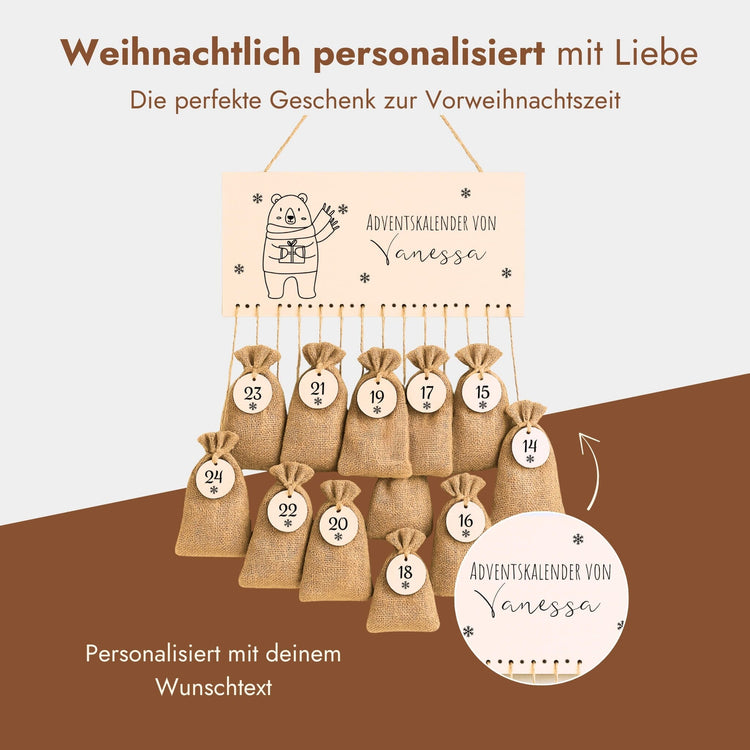 Personalisierter Adventskalender mit Holzschild, Weihnachtsbär-Motiv und 24 Jutesäckchen zum Befüllen.