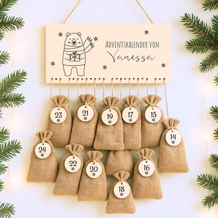 Personalisierter Adventskalender aus Holz mit Weihnachtsbär-Motiv, Jutesäckchen und graviertem Namen.
