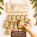 Personalisierter Adventskalender aus Holz mit Weihnachtsbär-Gravur, Jutesäckchen und individuellem Namen.