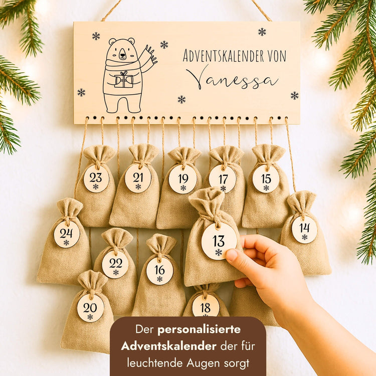 Personalisierter Adventskalender aus Holz mit Weihnachtsbär-Gravur, Jutesäckchen und individuellem Namen.