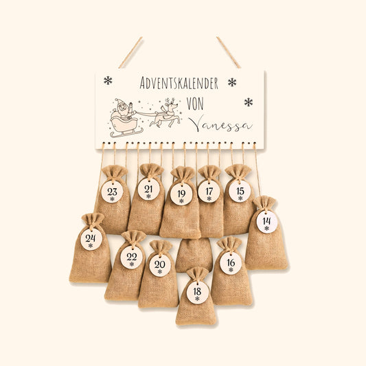Personalisierter Adventskalender mit Jutesaeckchen und Namensschild vor cremefarbenem Hintergrund.