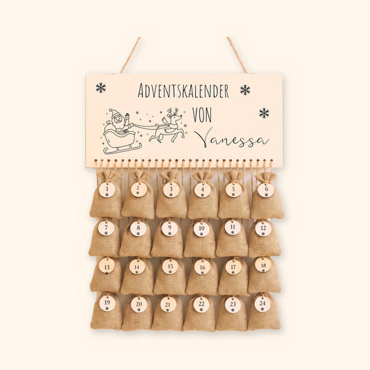 Personalisierter Adventskalender aus Holz mit Weihnachtsschlitten-Gravur und Namen, 24 Jutesäckchen mit Holzanhängern 1 bis 24