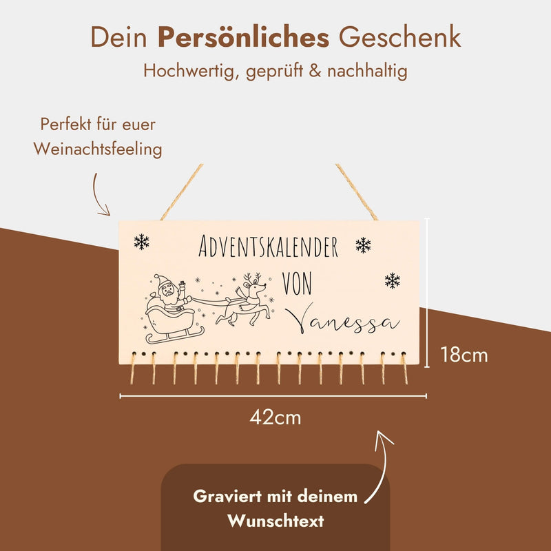 Personalisierter Adventskalender aus Holz mit Weihnachtsschlitten-Gravur und individuell graviertem Namen zum Aufhängen.