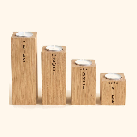 Adventskranz aus Eiche: vier Teelichthalter mit Gravur Eins, Zwei, Drei, Vier und Sternen, Packshot.