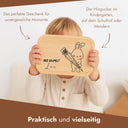 Personalisierte Brotdose mit Bambusdeckel, graviertem Hasen-Motiv mit Schultuete und Name Leo fuer Kinder.