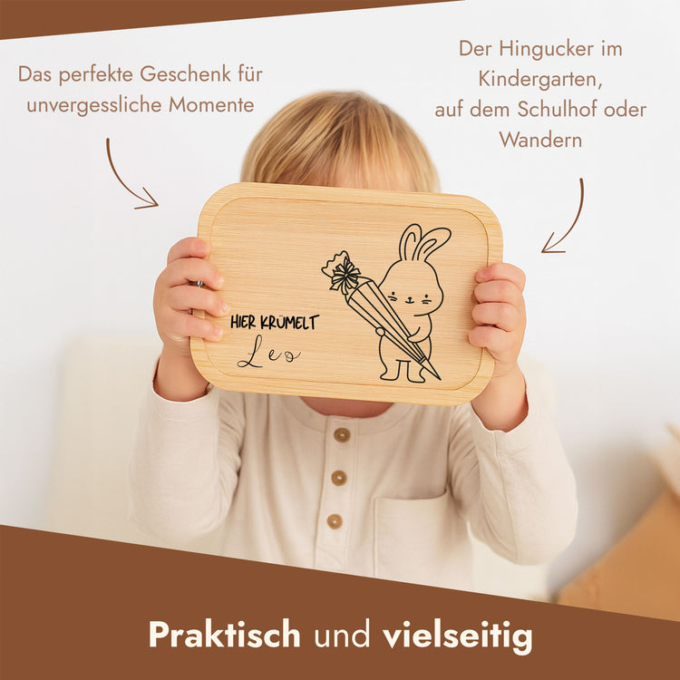 Personalisierte Brotdose mit Bambusdeckel, graviertem Hasen-Motiv mit Schultuete und Name Leo fuer Kinder.