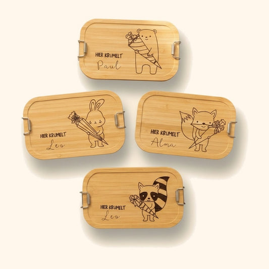 brotdose kinder personalisiert einschulung vor cremefarbenem Hintergrund.