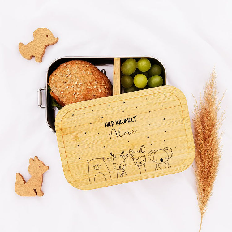 Personalisierte Edelstahl-Brotdose mit Bambusdeckel, graviert mit Waldtieren und dem Namen Alma.