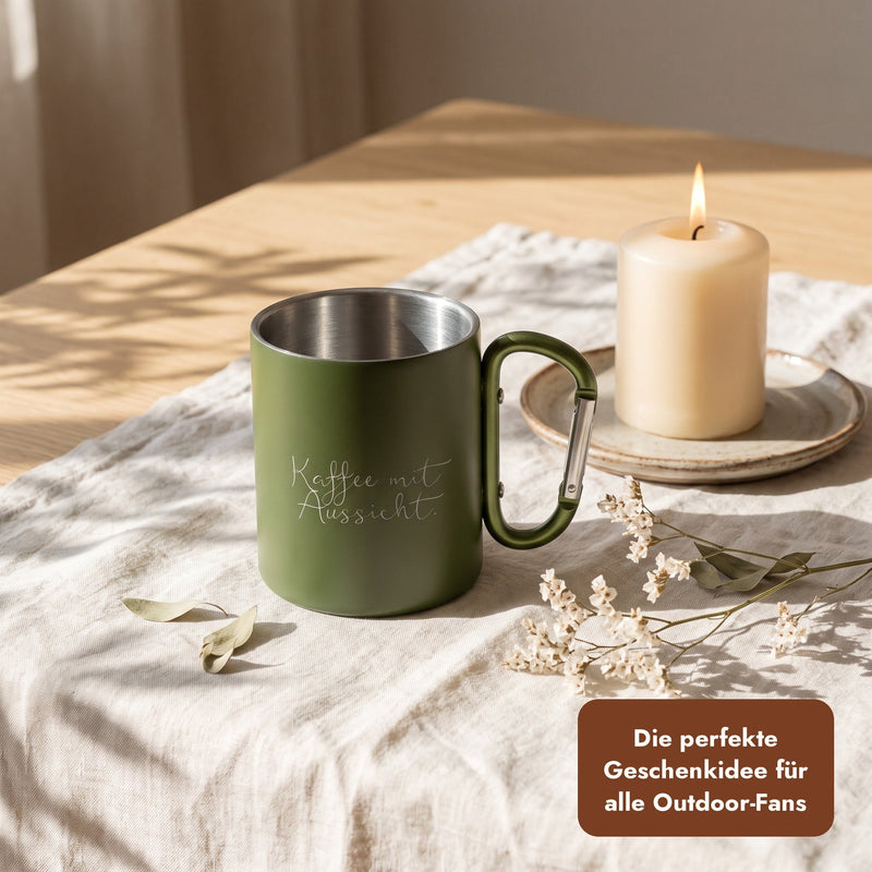 Grüner Campingbecher mit Gravur auf Leinen, Text: Die perfekte Geschenkidee für alle Outdoor-Fans.