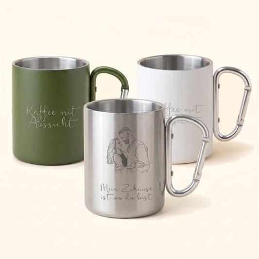Drei Edelstahl-Campingbecher mit Karabiner in Grün, Silber und Weiß mit Gravur, versetzt angeordnet, Packshot.
