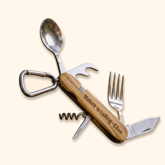 Campingbesteck Personalisiert 6in1 - Geschenk für Camper & Wanderer vor cremefarbenem Hintergrund.