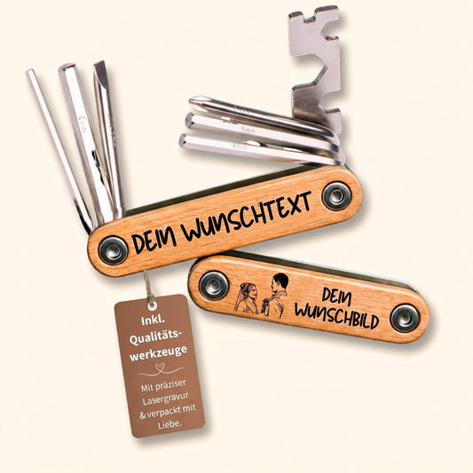 Fahrrad Multitool 9in1 aus Edelstahl mit personalisierbarer Lasergravur auf Holzgriff vor cremefarbenem Hintergrund.