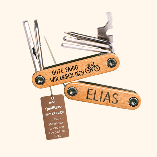 Fahrrad Multitool 9in1 aus Edelstahl mit personalisierter Lasergravur vor cremefarbenem Hintergrund.
