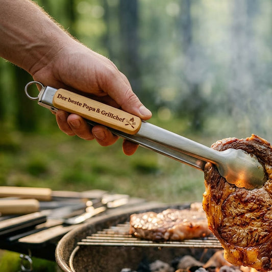 Personalisierte Grillzange Edelstahl mit Holzgriff und Gravur Der beste Papa und Grillchef am Grill im Einsatz.
