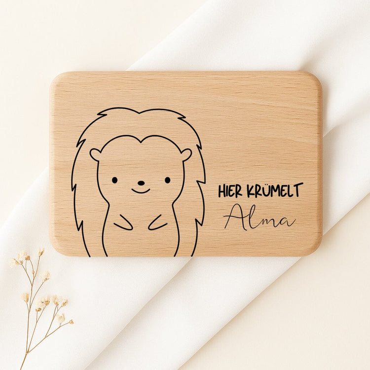 Personalisiertes Frühstücksbrettchen aus Buchenholz mit Igel-Motiv und Gravur Hier krümelt Alma.