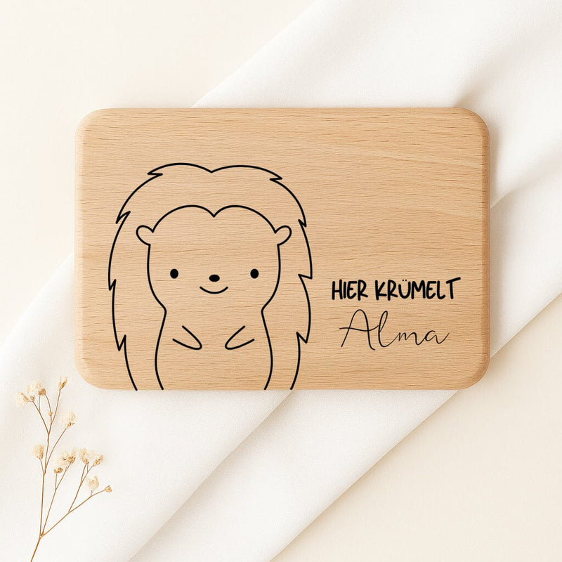 Personalisiertes Frühstücksbrettchen aus Buchenholz mit Igel-Motiv und Gravur Hier krümelt Alma.