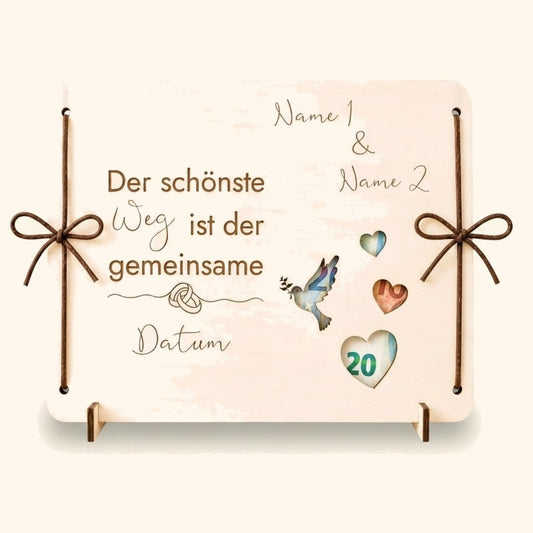 Geldgeschenk Hochzeit Personalisiert vor cremefarbenem Hintergrund.