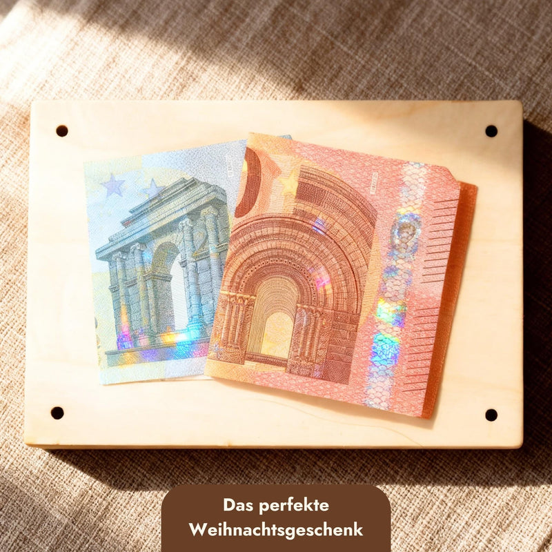 Geöffnete Holzkarte mit eingelegten Geldscheinen, festgehalten von vier Messingschrauben.
