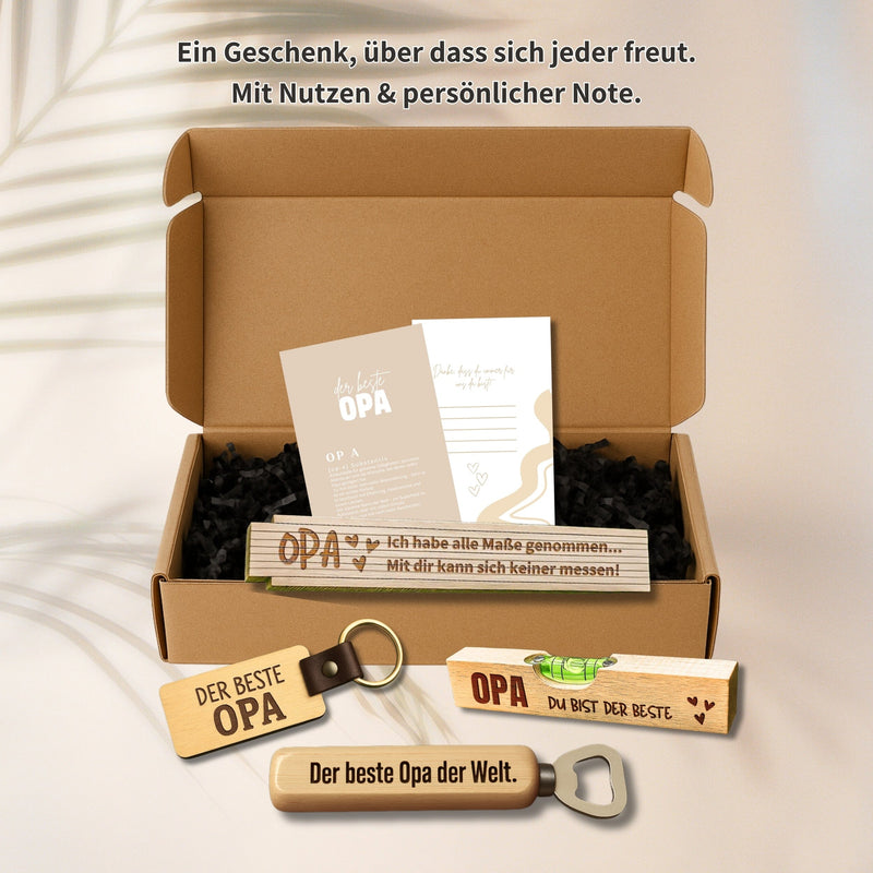Personalisiertes Geschenkset Opa mit Zollstock, Flaschenoeffner, Schluesselanhaenger und Wasserwaage aus Holz in Geschenkbox.