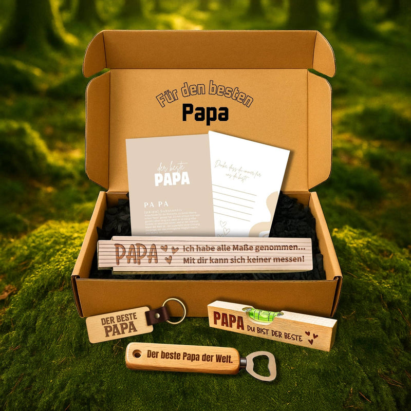 Personalisiertes Geschenkset Papa mit graviertem Zollstock, Schluesselanhaenger, Wasserwaage und Flaschenoeffner aus Holz.