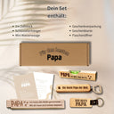 Personalisiertes Geschenkset Papa mit Zollstock, Wasserwaage, Flaschenöffner und Schlüsselanhänger aus Holz.