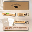 Personalisiertes Geschenkset Papa aus Holz mit Wasserwaage, Schluesselanhaenger, Flaschenoeffner und Zollstock in Geschenkbox.