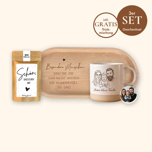 Geschenkset Kaffeepause: Keramiktasse Weiß mit Foto-Gravur und Wunschtext, ovales Holz-Tablett aus Buche mit Spruch und Sprüche-Tütchen „Schön, dass es dich gibt“ vor cremefarbenem Hintergrund.