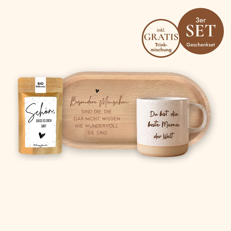 Geschenkset Kaffeepause: Keramiktasse Weiß mit Wunschtext-Gravur, ovales Holz-Tablett aus Buche mit Spruch und Sprüche-Tütchen „Schön, dass es dich gibt“ vor cremefarbenem Hintergrund.