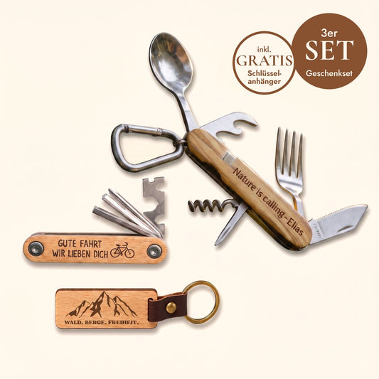 3er Set Outdoor: Fahrrad-Multitool mit Gravur, Campingbesteck 6in1 mit Wunschtext und Schlüsselanhänger „Wald. Berge. Freiheit.“ vor cremefarbenem Hintergrund.