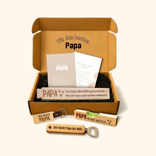 Geschenkset Papa Handwerker 5in1 mit personalisierten Werkzeugen in Geschenkbox vor cremefarbenem Hintergrund.