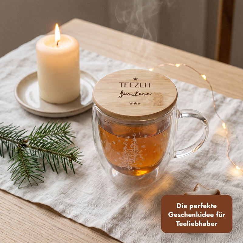 Glasbecher mit Tee auf Leinen, Text: Die perfekte Geschenkidee für Teeliebhaber
