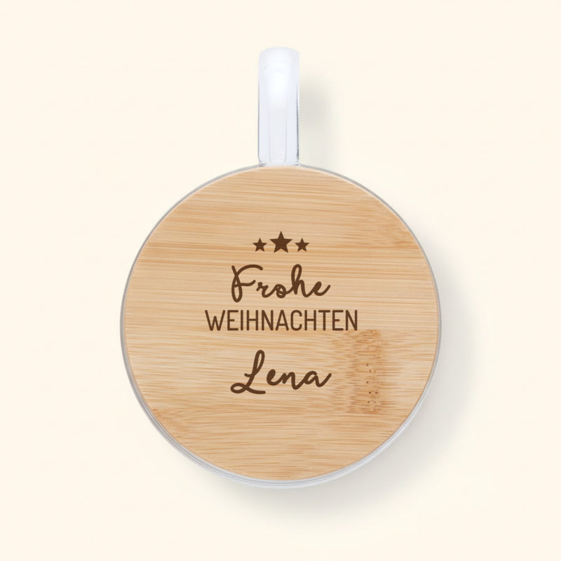 Doppelwandiger Glasbecher mit Tannenbaum-Dekor und graviertem Bambusdeckel „Frohe Weihnachten Lena“, Deckel von oben