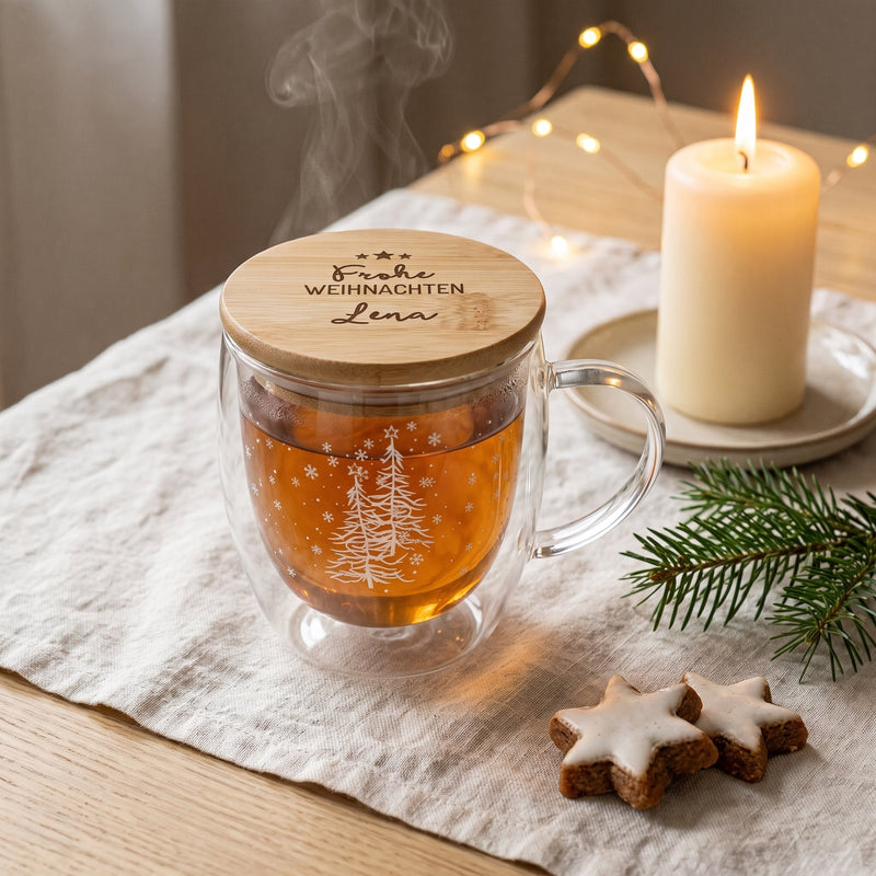 Doppelwandiger Glasbecher mit Tannenbaum-Dekor und graviertem Bambusdeckel „Frohe Weihnachten Lena“, mit Tee und Kerze