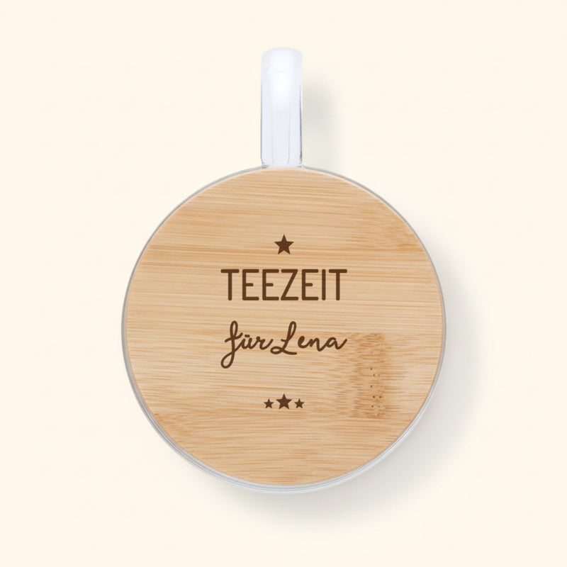 Doppelwandiger Glasbecher mit Tannenbaum-Dekor und graviertem Bambusdeckel „Teezeit für Lena“, Deckel von oben