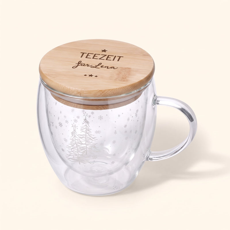 Doppelwandiger Glasbecher mit Tannenbaum-Dekor und graviertem Bambusdeckel „Teezeit für Lena“