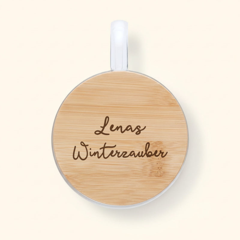 Doppelwandiger Glasbecher mit Tannenbaum-Dekor und graviertem Bambusdeckel „Lenas Winterzauber“, Deckel von oben