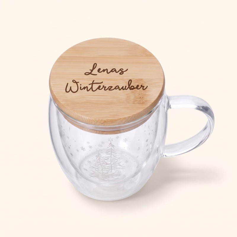 Doppelwandiger Glasbecher mit Tannenbaum-Dekor und graviertem Bambusdeckel „Lenas Winterzauber“