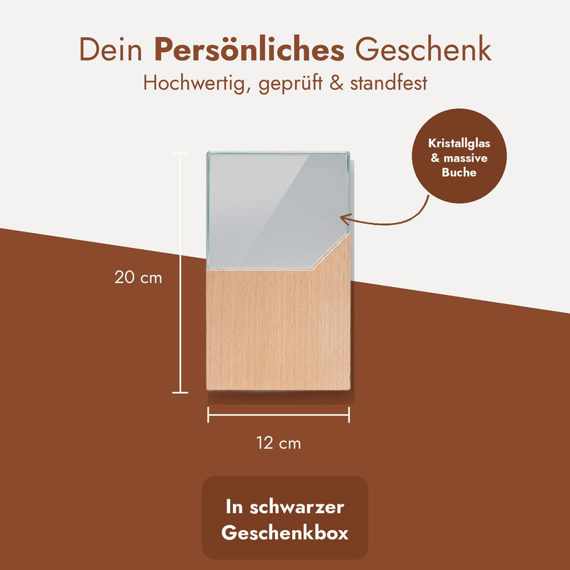 Glaspokal mit Maßangaben 20 cm hoch und 12 cm breit, Kristallglas und Buchenholz, in Geschenkbox.