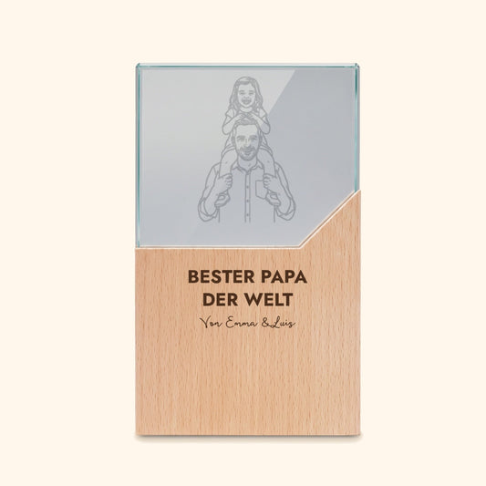 Personalisierter Glaspokal: Strichzeichnung Vater mit Kind im Glas, Bester Papa der Welt und Von Emma & Luis im Buchenholz, Packshot.