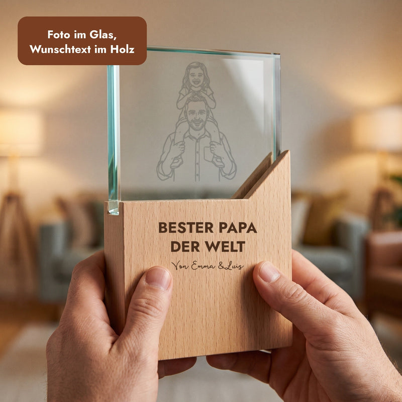 Mann hält den gravierten Glaspokal mit Buchenholz-Sockel vor der Brust, Text: Foto im Glas, Wunschtext im Holz.