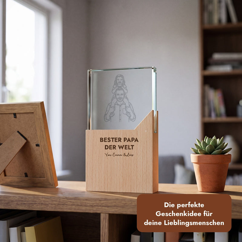 Gravierter Glaspokal auf einem Holzregal im Wohnzimmer, Text: Die perfekte Geschenkidee für deine Lieblingsmenschen.