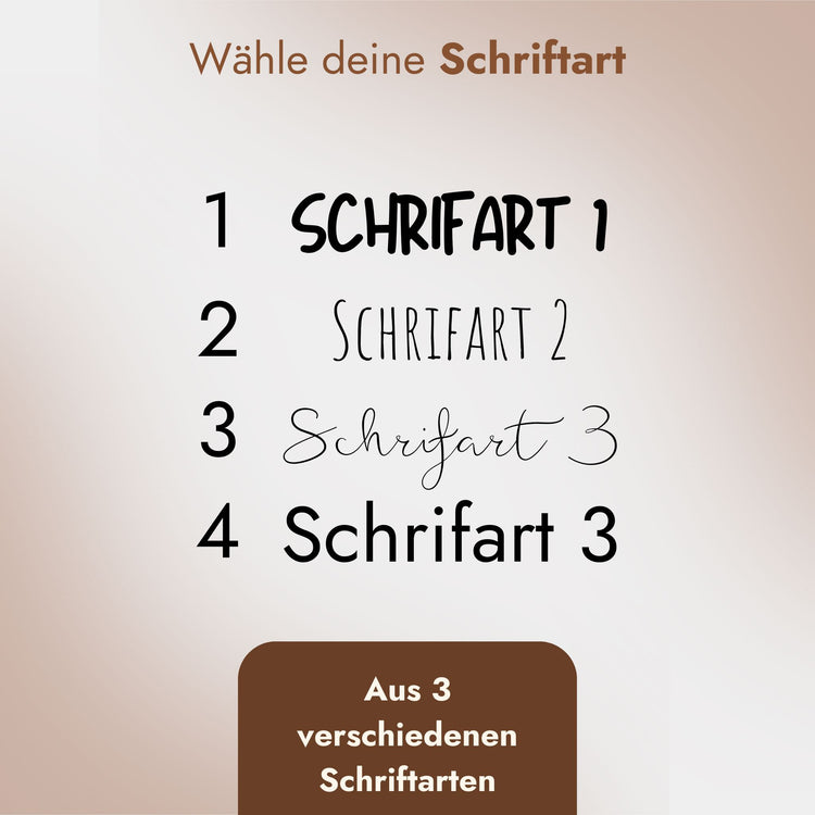 Schriftarten-Auswahl fuer personalisierten Greifling Tierfreunde mit vier verschiedenen Gravur-Schriftoptionen.