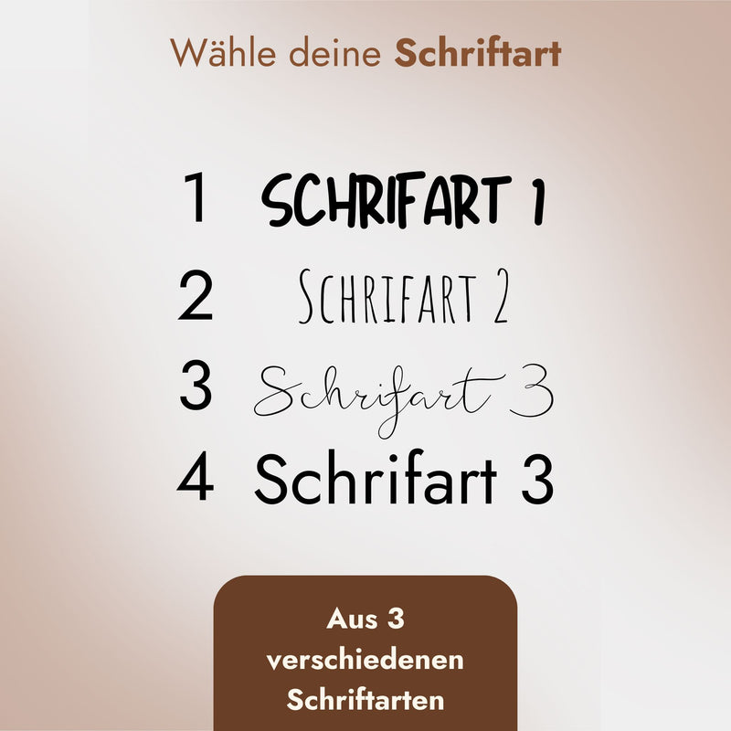 Schriftarten-Auswahl fuer personalisierten Greifling Tierfreunde mit vier verschiedenen Gravur-Schriftoptionen.