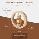 Personalisierter Holz-Greifling Tierfreunde mit Löwen-Motiv und individueller Gravur, rund, 9 cm, nachhaltig.