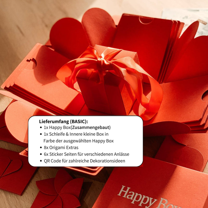 Rote Happy Box Geschenkbox aufgeklappt mit Schleife, Origami-Extras und Sticker-Seiten fuer persoenliche Anlaesse.