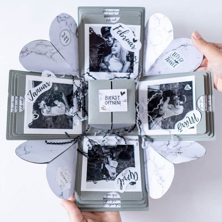 Aufklappbare Happy Box Geschenkbox mit personalisierten Fotos und Monatsbeschriftung in Marmor-Optik.